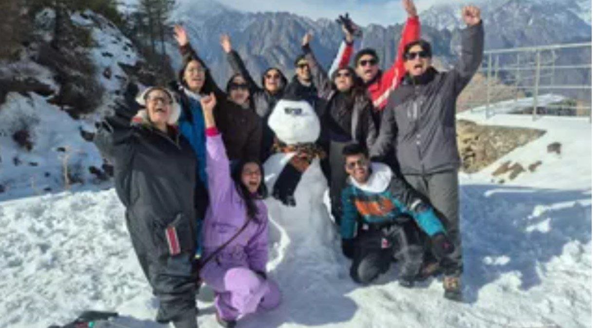 औली में भारी बर्फबारी , बंद हुए रास्ते; पर्यटन को