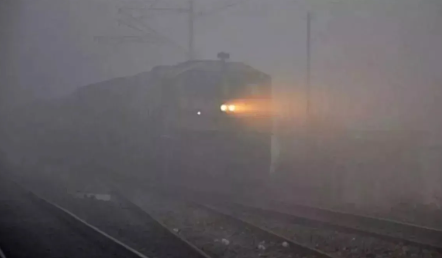 घने कोहरे ने थामे ट्रेन के पहिये, जनता एक्सप्रेस हुई