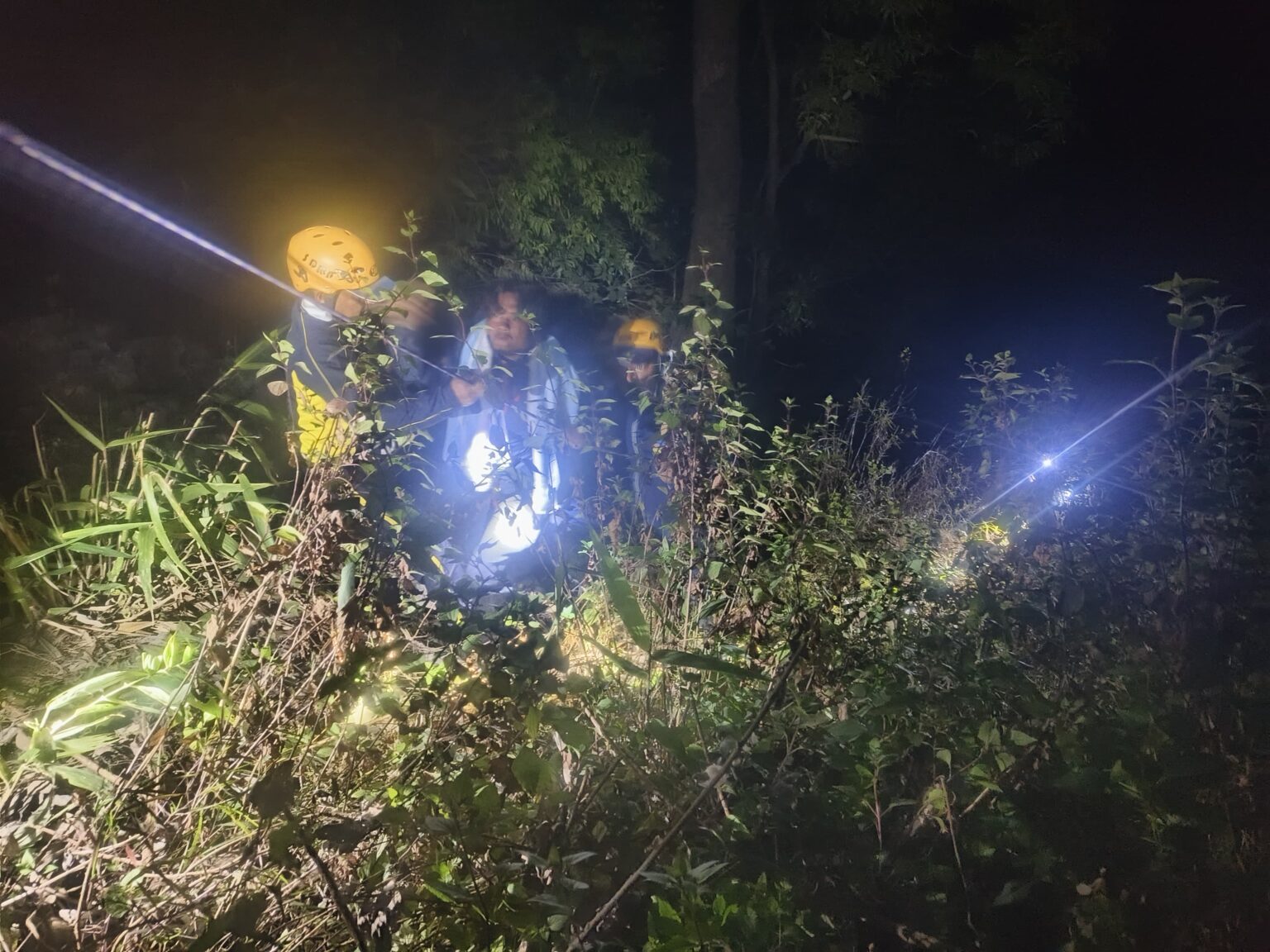 चंपावत के सुखीढांग में बड़ा हादसा: खाई में गिरी गाड़ी, SDRF ने किया रेस्क्यू