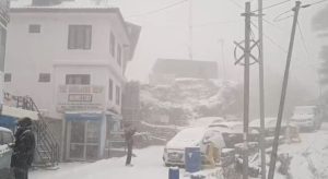 चकराता के लोखंडी में सीजन की पहली बर्फबारी, पर्यटक और