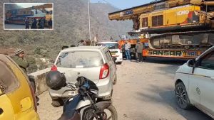 चढ़ाई पर फंसा क्रेन ट्रॉला, ऋषिकेश-बद्रीनाथ हाईवे ठप, सुबह से यात्री जाम में तड़पते रहे….