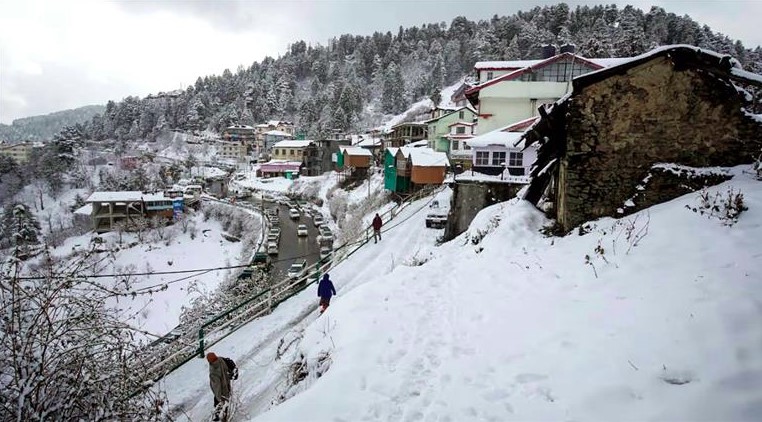 चमोली में भारी बर्फबारी से जनजीवन अस्त-व्यस्त, 77 से अधिक गांव प्रभावित