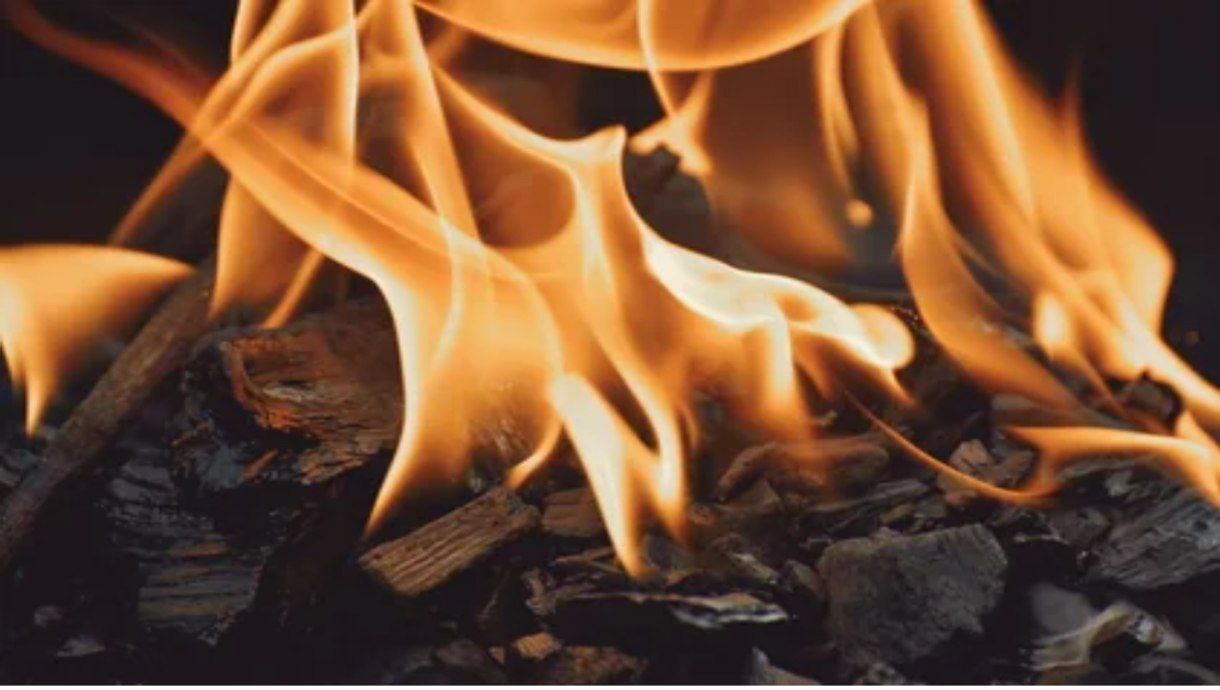 ठंड से बचने के लिए झोपड़ी में आग जलाई ,जलकर