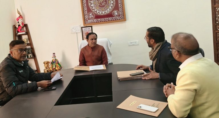 डॉ. धन सिंह रावत ने नाबार्ड अधिकारियों के साथ की