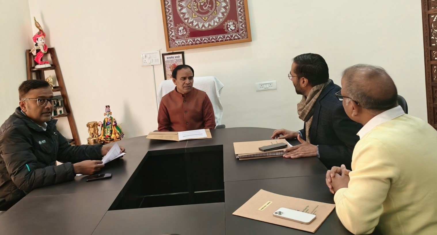 डॉ. धन सिंह रावत ने नाबार्ड अधिकारियों के साथ की