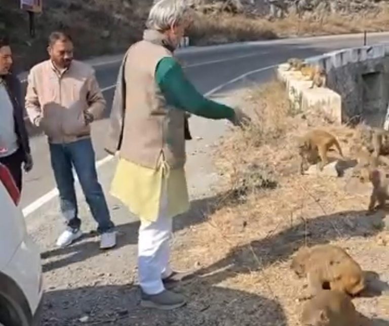 तीरथ रावत का बंदर प्रेम: दिखावा या समस्या बढ़ाना? -