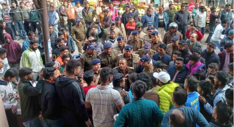 दुकान के नाम पर सियासी-धार्मिक टकराव, कोटद्वार में बजरंग दल