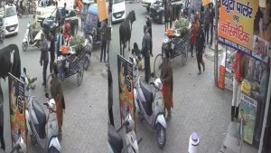 देहरादून: डोईवाला में खुले घूम रहे सांड बने खतरा, महिला को पटका, देखिए वीडियो