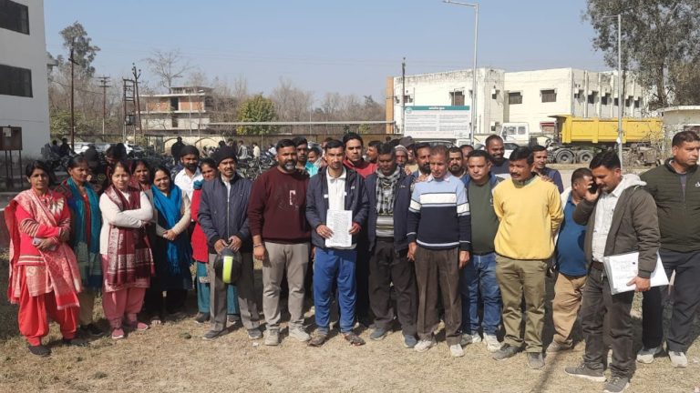 देहरादून: डोईवाला में छंटनी पर श्रमिक हुए लामबंद. तहसील पहुंचे मजदूरों ने की ये मांग