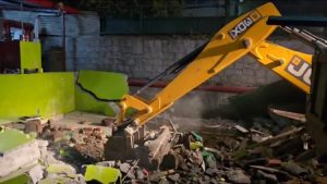 देहरादून में अवैध मजार पर गरजा बुलडोजर, सरकारी जमीन कराई