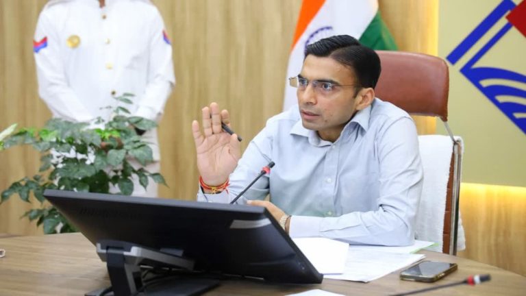 देहरादून में राजस्व अधिकारी पर कार्रवाई: अनियमित धन संग्रह के