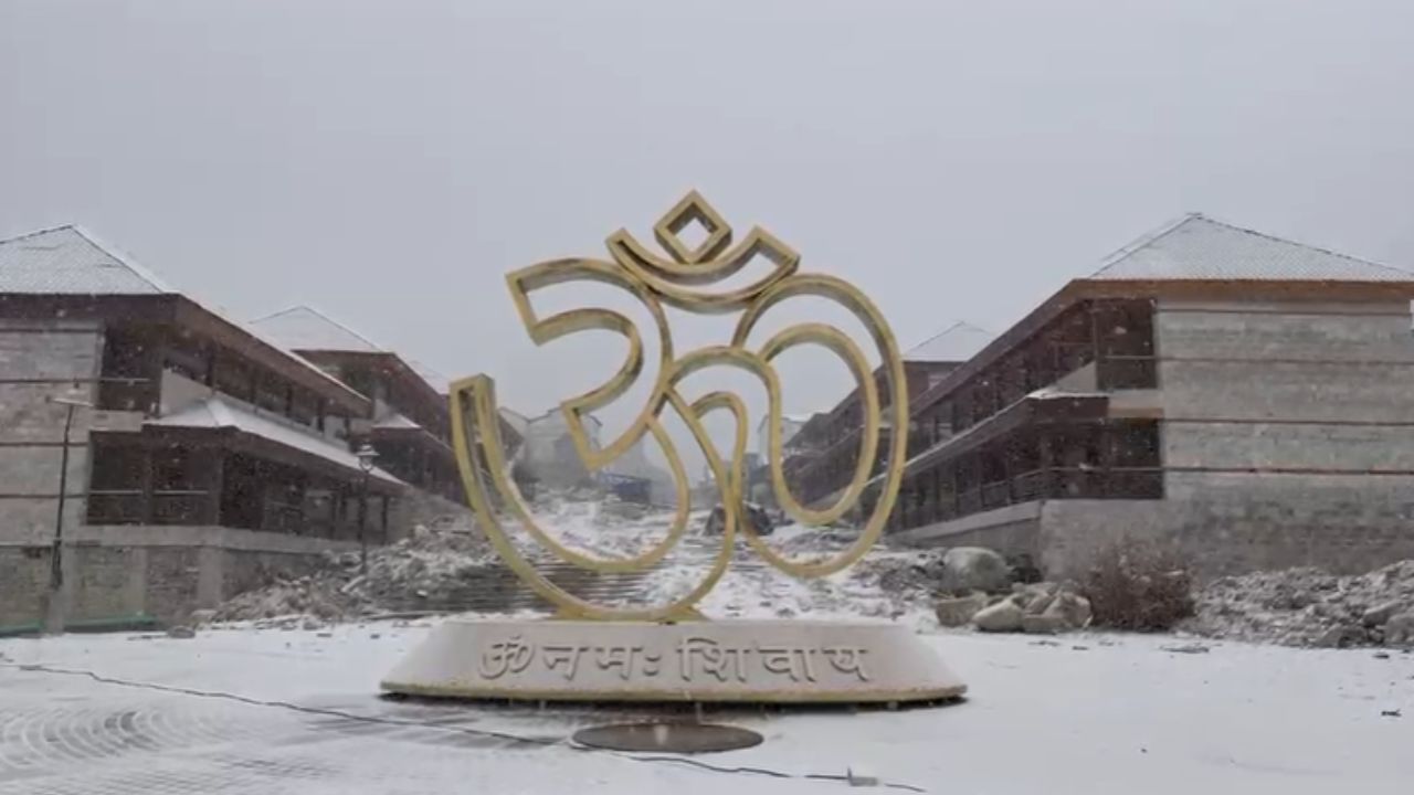 नए साल के दूसरे दिन केदारनाथ धाम ने ओढ़ी बर्फ की चादर, श्रद्धालुओं के लिए बढ़ी मुश्किलें