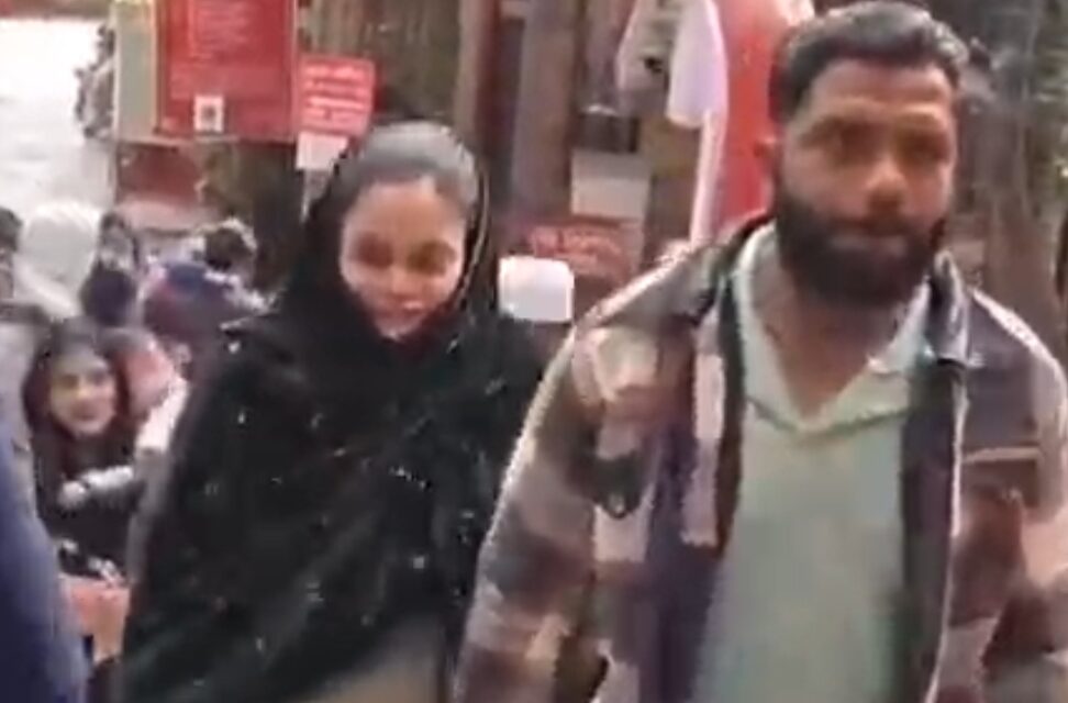 नयना देवी मंदिर में आस्था पर सवाल, जूते पहनकर एंट्री का वीडियो वायरल, मचा बवाल