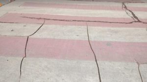 नैनीताल में मानसून से पहले चेतावनी: सरोवर नगरी पर मंडराया भूस्खलन का साया, सड़क पर उभरी नई दरारें