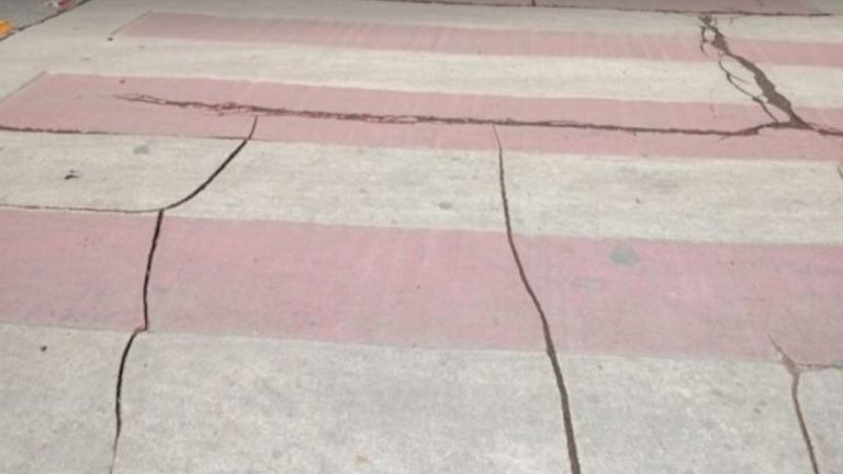 नैनीताल में मानसून से पहले चेतावनी: सरोवर नगरी पर मंडराया भूस्खलन का साया, सड़क पर उभरी नई दरारें