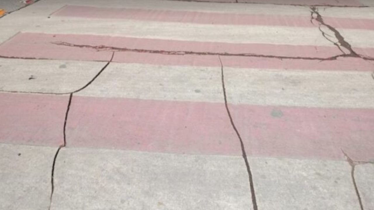 नैनीताल में मानसून से पहले चेतावनी: सरोवर नगरी पर मंडराया भूस्खलन का साया, सड़क पर उभरी नई दरारें