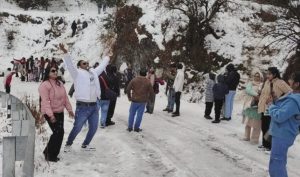 नैनीताल में वीकेंड पर पहुंचे 25 हजार से अधिक मुसाफिर, अब फिर थम गई रफ्तार; जानें वजह