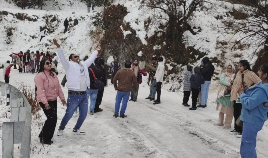 नैनीताल में वीकेंड पर पहुंचे 25 हजार से अधिक मुसाफिर, अब फिर थम गई रफ्तार; जानें वजह