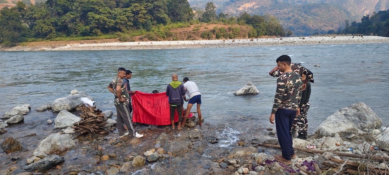 पलायन की काली साया: SSB जवानों ने कंधा देकर बचाई