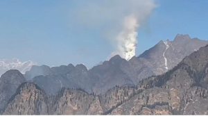 फूलों की घाटी से सटे जंगलों में भीषण आग, काबू