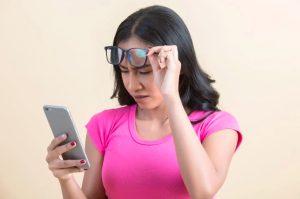 बढ़ता स्क्रीन टाइम आंखों की सेहत पर डाल रहा बुरा असर, वक़्त रहते हो जाएं सावधान