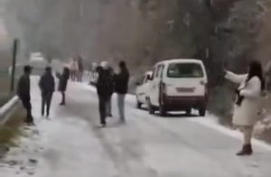 बर्फ की सफेद चादर में लिपटा नैनीताल, ठंड बढ़ी तो गर्म हुआ पर्यटन कारोबार