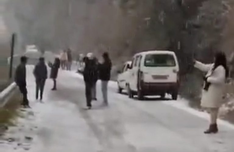 बर्फ की सफेद चादर में लिपटा नैनीताल, ठंड बढ़ी तो गर्म हुआ पर्यटन कारोबार