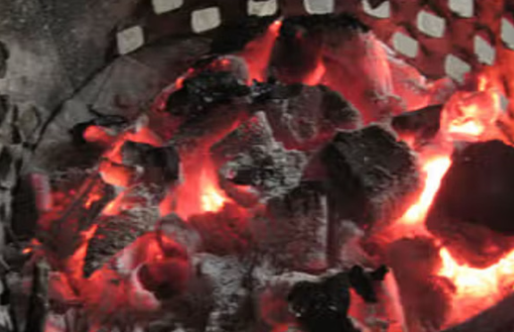 बर्फबारी के बीच ठंड से बचने के लिए कमरे में