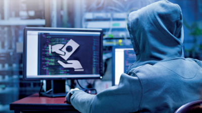 बैंक कर्मचारी पर ग्राहकों से 31 लाख से अधिक की