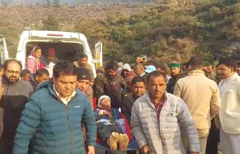 भालू हमले में ग्रामीण गंभीर रूप से घायल, एयरलिफ्ट कर