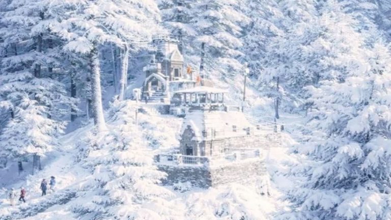 मुनस्यारी से बिनसर तक बर्फबारी, ठंड बढ़ी, स्कूल और आंगनबाड़ी