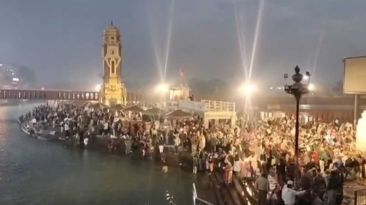 मौनी अमावस्या पर हरिद्वार में आस्था का महासंगम, कड़ाके की ठंड में भी गंगा में डूबी श्रद्धा