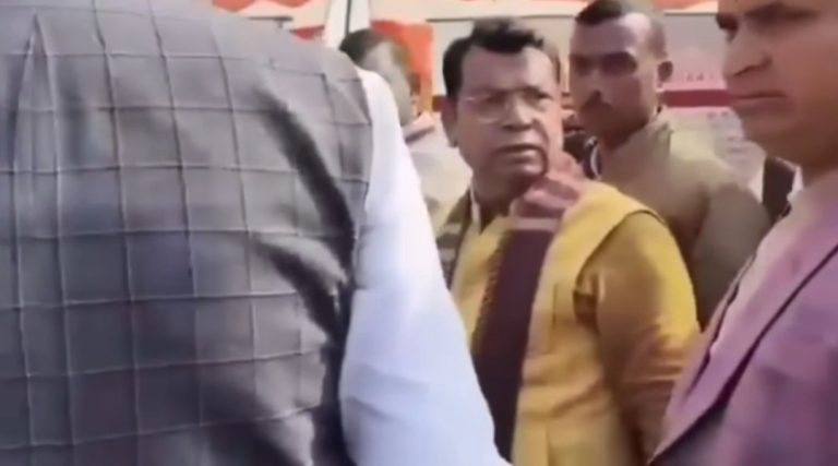 यहां फ्लैक्स में फोटो न होने पर विधायक ने फैलाया