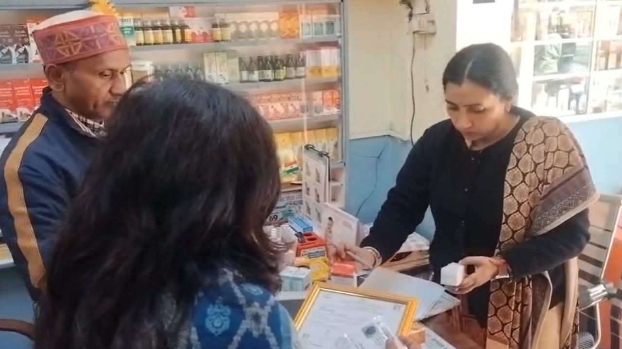 रामनगर में अचानक हुई झोलाछाप डॉक्टरों पर कार्रवाई, कई क्लीनिक बंद, तीन पर प्रशासन का सख्त एक्शन