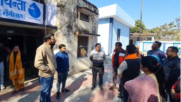 रामनगर में करणी सेना का जल संस्थान पर प्रदर्शन, दूषित पानी को लेकर गरजे पदाधिकारी; पढ़ें पूरी खबर