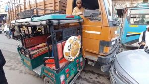 रामनगर में बेकाबू कैंटर का कहर, पलभर में तीन वाहन क्षतिग्रस्त, हादसे के बाद इलाके में मची अफरा-तफरी