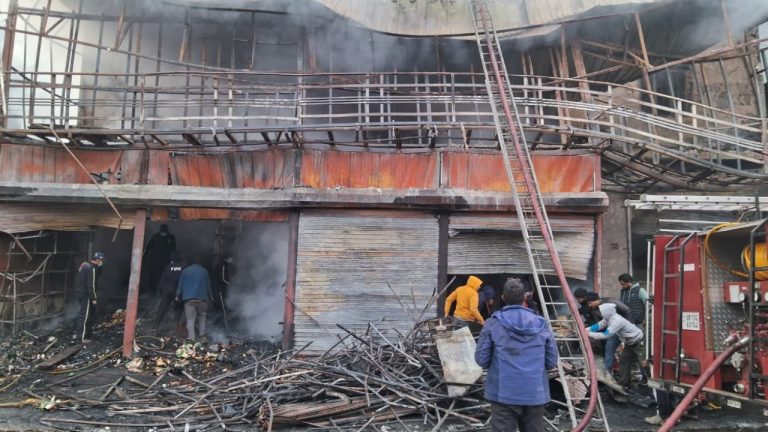 रुद्रप्रयाग: जनरल स्टोर में लगी आग, दो वाहन भी जले, मचा हड़कंप