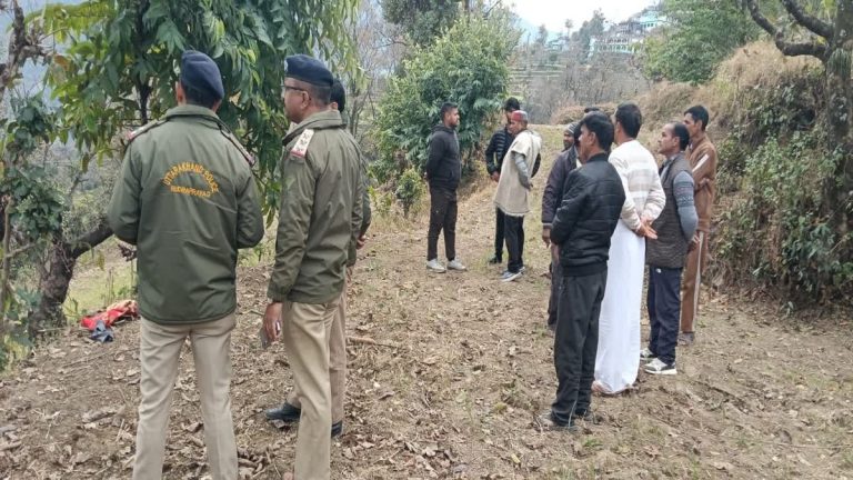 रुद्रप्रयाग में लटकती रही जिंदगी, पेड़ पर चढ़ी महिला की