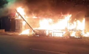 ललतारा पुल क्षेत्र में आगजनी से सात अस्थायी दुकानें पूरी