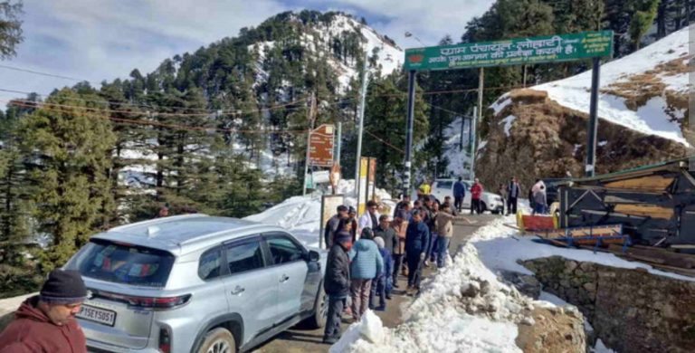 लोखंडी में फंसे 80 पर्यटक सुरक्षित निकले, रास्ता खुलते ही