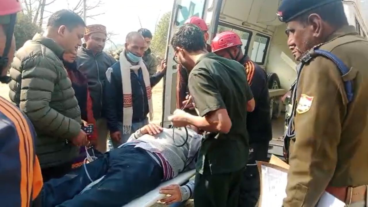 विद्यालय में पढ़ाते समय प्रवक्ता को आया ब्रेन स्ट्रोक, जिलाधिकारी