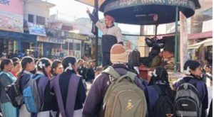 शिक्षकों की कमी से भड़का छात्राओं का आक्रोश, सोमेश्वर चौराहे