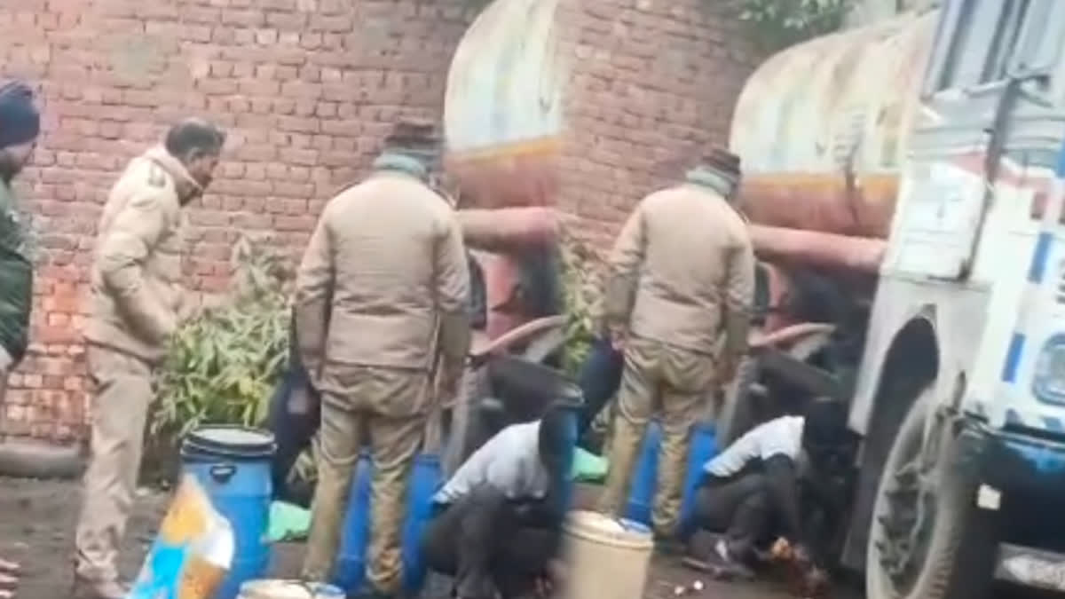 हरिद्वार में पुलिस की वर्दी पर दाग: रिश्वत लेते चौकी