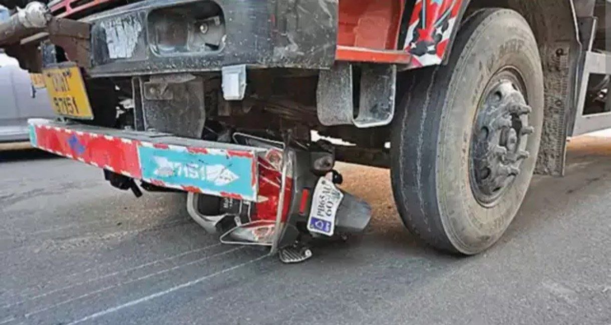 हरिद्वार में फ्लाईओवर के पास हादसा ,ट्रक के नीचे आई