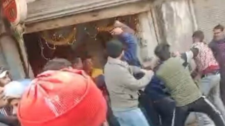 हल्द्वानी में दिनदहाड़े खूनी हमला: रेलवे क्रासिंग पर मजदूर को पीटकर अधमरा छोड़ा, CCTV में कैद हुई वारदात