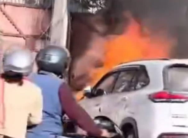 हल्द्वानी में पार्किंग में खड़ी कार में लगी आग, लोगों