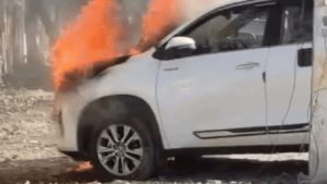 हल्द्वानी में सड़क किनारे खड़ी इनोवा बनी आग का गोला, मिनटों में जलकर खाक हुई कार, पढ़ें पूरी खबर