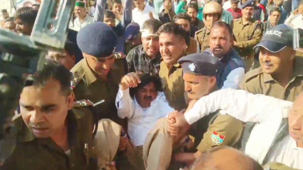 कांग्रेस प्रभारी शैलजा और प्रदेश अध्यक्ष गणेश गोदियाल सहित कई नेता हिरासत में, राजभवन को कर रहे थे कूच