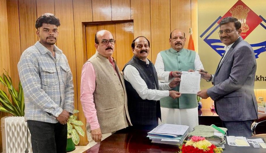 Cong delegation calls on CS, demands ownership rights for slum