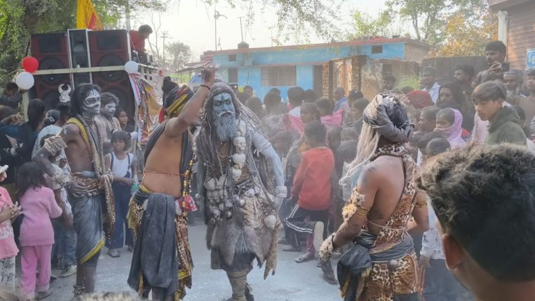 Dehradun News: डोईवाला में गोवर्धन बालापुरी मंदिर से निकली भव्य शिव बारात, झांकियों ने खींचा ध्यान